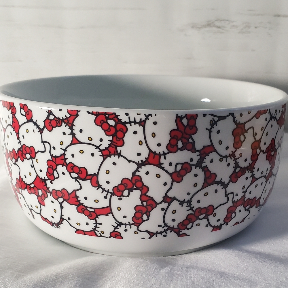 Hello Kitty Large Ceramic Storage Bowl with Vented Lid, New!